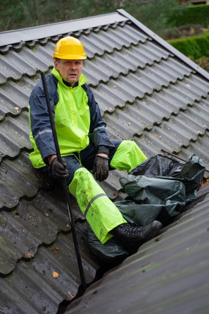 Een vakman werkt aan een dak — sfeerbeeld